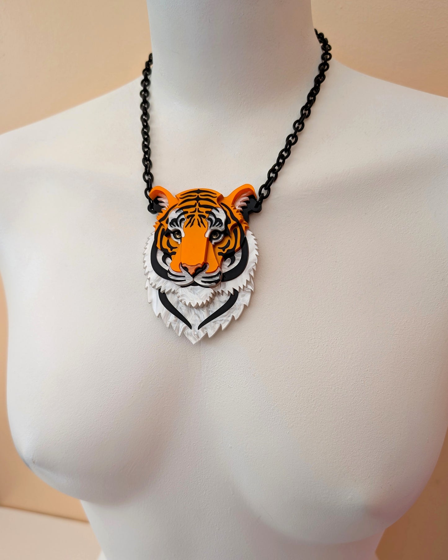 Acrylic tiger necklace orange 