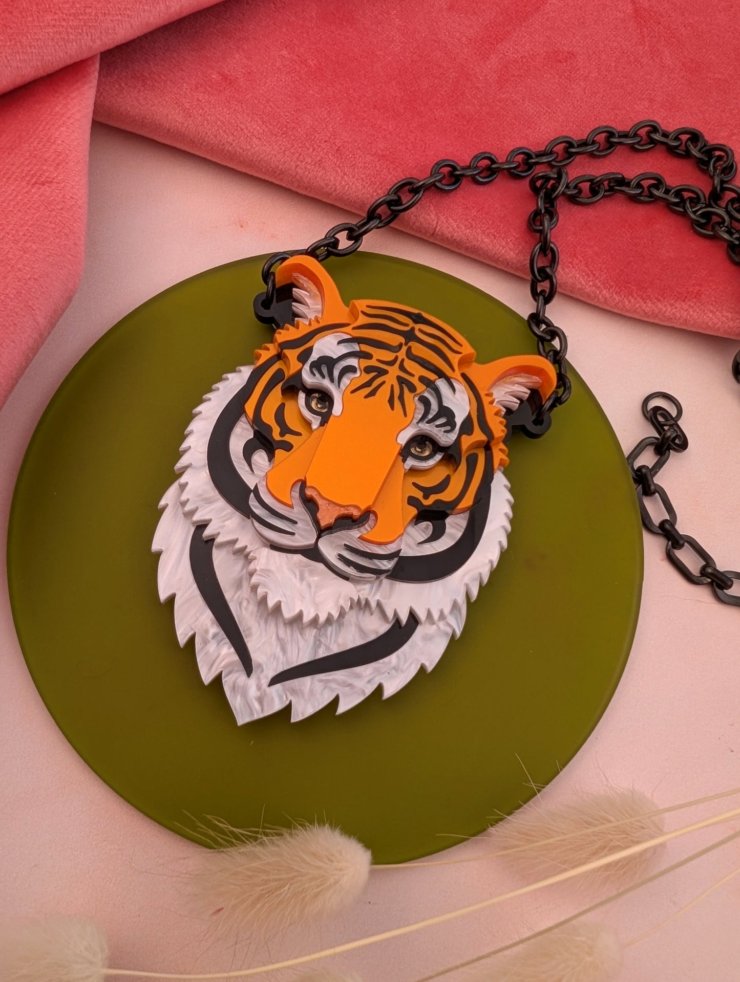 Acrylic tiger necklace orange 