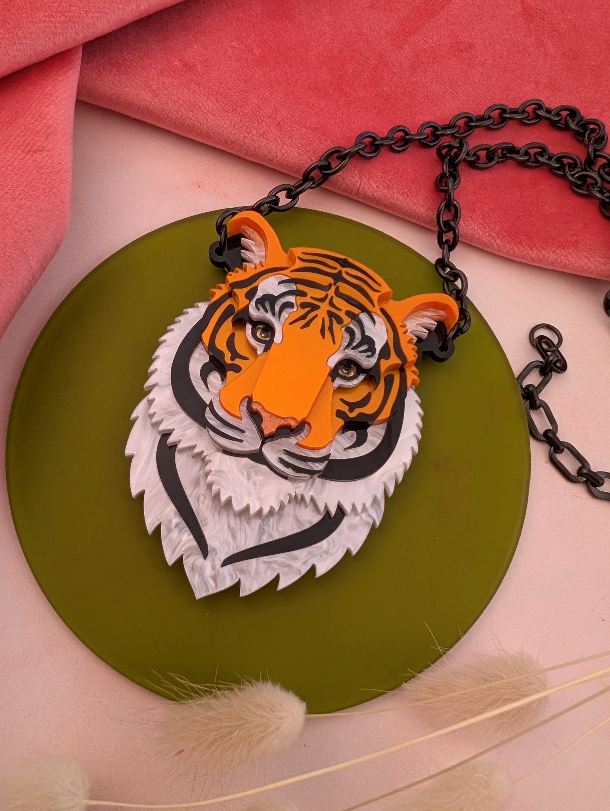 Acrylic tiger necklace orange 